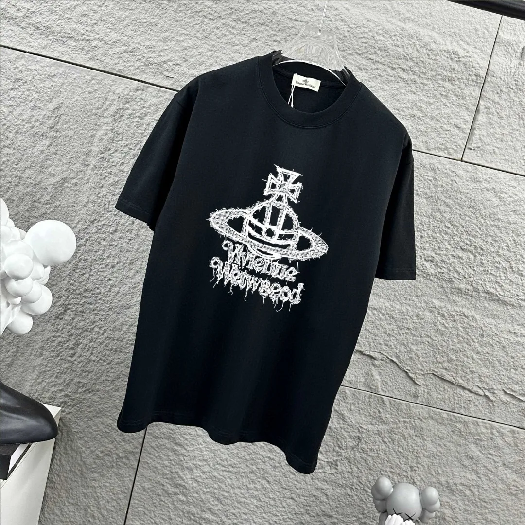 Vivienne Westwood*Western Queen*2026 Spring and Summer New Arrival Classic totem heat transfer process Customized double yarn plain cotton fabric Short-sleeved T-shirt Men and women Same Style Color: Black White Size: S (90-130 pounds) M (120-150 pounds) L (140-165 pounds) XL (160-180 pounds) XXL (180 pounds)